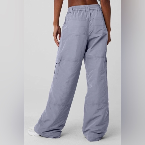 Alo YOGA | ✨NEW✨ High-Waist Ski-Moto Puffer Pant in Fog - Picture 2 of 5